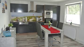 Frigorífico, microondas, horno y placa de cocina