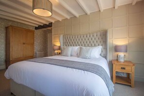 6 bedrooms, iron/ironing board, bed sheets