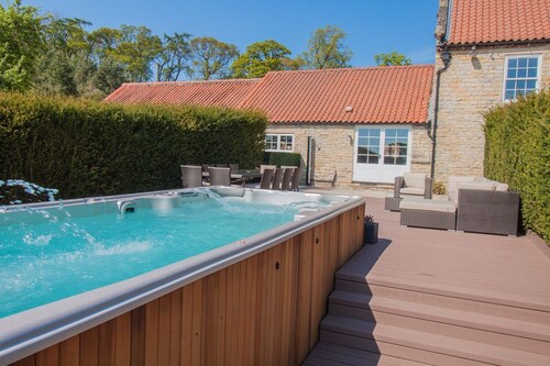 The Grange | sleeps 12 - All Ensuite, Swim Spa, Games Room, Dog Friendly - 5* Gold Award