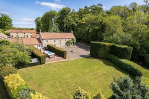 Exterior - The Grange | sleeps 12 - All Ensuite, Swim Spa, Games Room, Dog Friendly - 5* Gold Award (Pickering)
