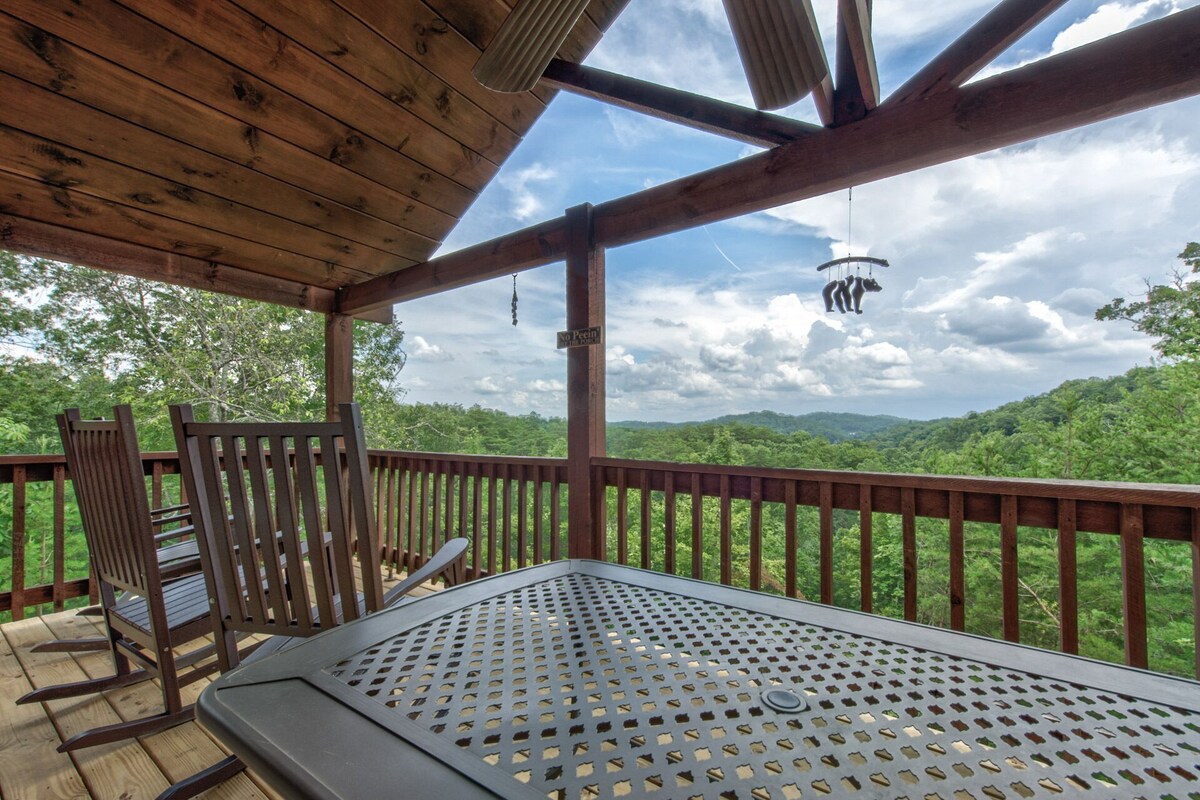 Rocky Top Lodge. non shedding pet friendly, Pool Table, hot Tub