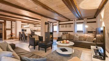 TV, fireplace, stereo