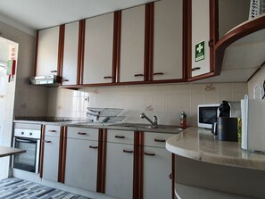 Microwave, cookware/dishes/utensils