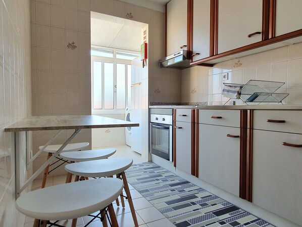 Microwave, cookware/dishes/utensils