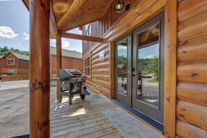 Terrace/patio - Splashin Bear Lodge, Pool in Cabin, Arcade Games, Pool Table, Hot Tub (Sevierville)