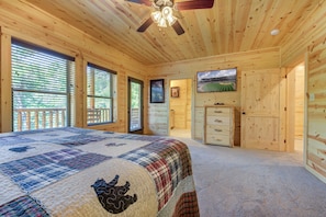 5 bedrooms, iron/ironing board, free WiFi, bed sheets - Splashin Bear Lodge, Pool in Cabin, Arcade Games, Pool Table, Hot Tub (Sevierville)