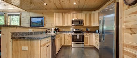 Jääkaappi, mikroaaltouuni, uuni, liesi