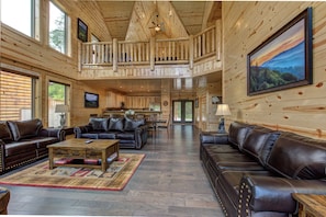 Smart TV, fireplace, video games, DVD player - Splashin Bear Lodge, Pool in Cabin, Arcade Games, Pool Table, Hot Tub (Sevierville)