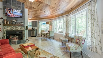 Smart-TV, Kamin, BĂŒcher, Stereoanlage