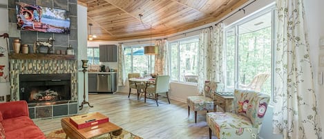 Smart TV, fireplace, books, stereo