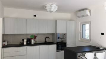 Kühlschrank, Mikrowelle, Ofen, Herdplatte