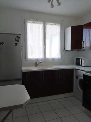 Een microgolfoven, een koffiezetapparaat/waterkoker