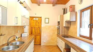 Frigorifero, microonde, forno, piano cottura