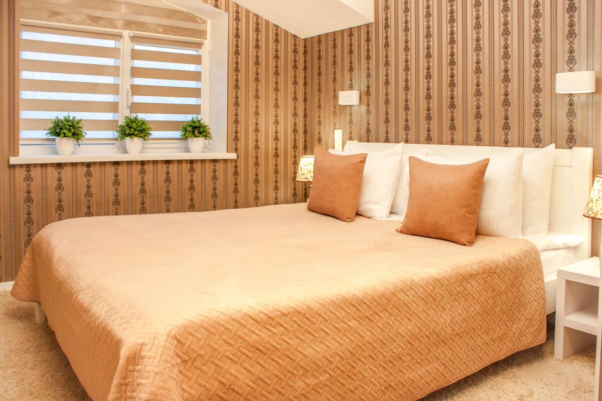 Individually furnished, blackout curtains, iron/ironing board, free WiFi