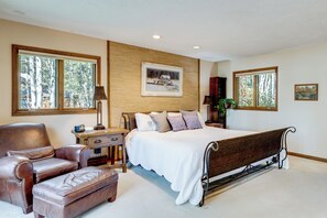 4 bedrooms, iron/ironing board, Internet, bed sheets