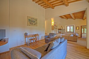 TV, fireplace - Villa Panizzi – Villa with private pool (San Gimignano)