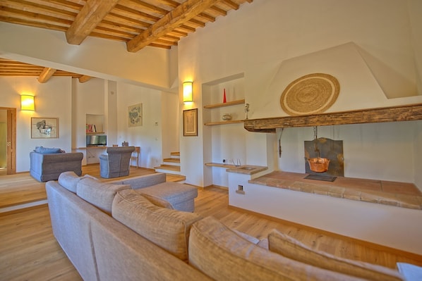 TV, fireplace - Villa Panizzi – Villa with private pool (San Gimignano)