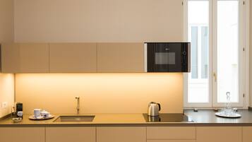 Réfrigérateur, micro-ondes, plaque de cuisson, lave-vaisselle