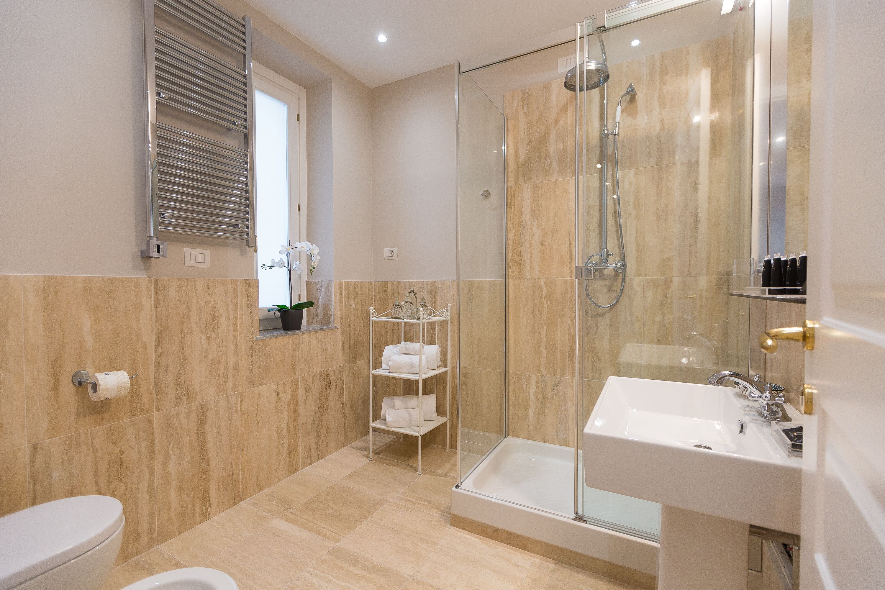 Douche, sèche-cheveux, bidet, serviettes fournies