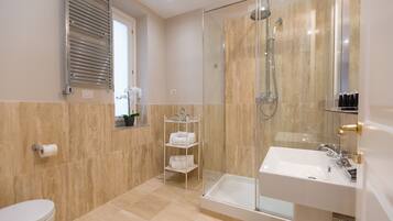 Douche, sĂšche-cheveux, bidet, serviettes fournies