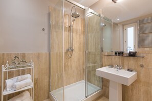 Shower, hair dryer, bidet, towels - Amazing Piazza Venezia Suite Int 20 (Roma)