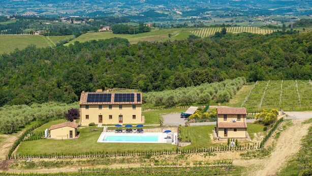 Une villa dotée d’une piscine, de panneaux solaires et d’un vignoble.