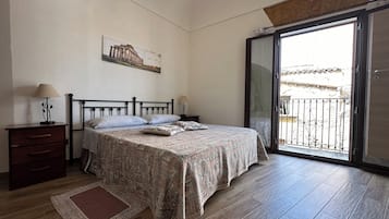 1 chambre, coffre-fort, bureau, fer et planche à repasser