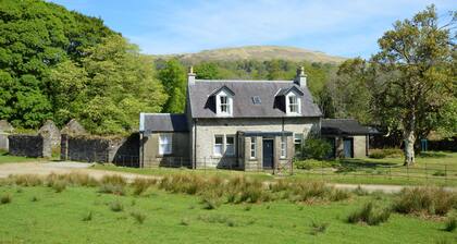 Garden cottage, estate property set in amazing gardens, pet friendly, Wi-Fi