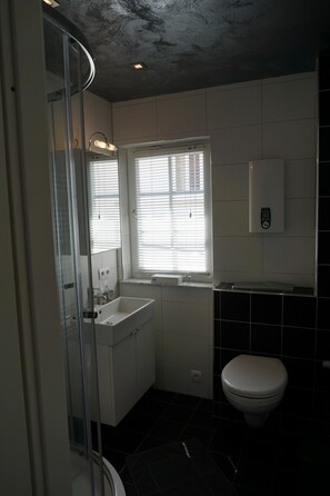 Dusche, Haartrockner, Handtücher, Seife