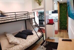 1 غرفة نوم ومكتب وتجهيزات عازلة للصوت ومكواة/لوح كي