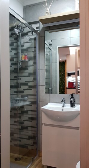 تجهيزات دش، مجففات شعر، مناشف، شامبو