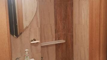 Ensemble douche/baignoire, sèche-cheveux, serviettes fournies, savon