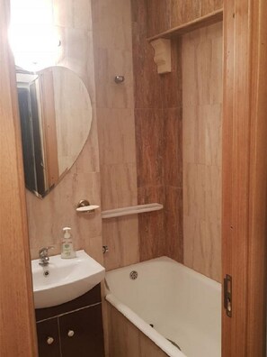 Ensemble baignoire-douche, séchoir à cheveux, serviettes fournies, savon