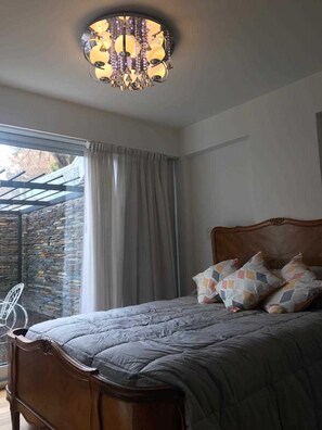 1 slaapkamer, een kluis op de kamer, wifi, beddengoed