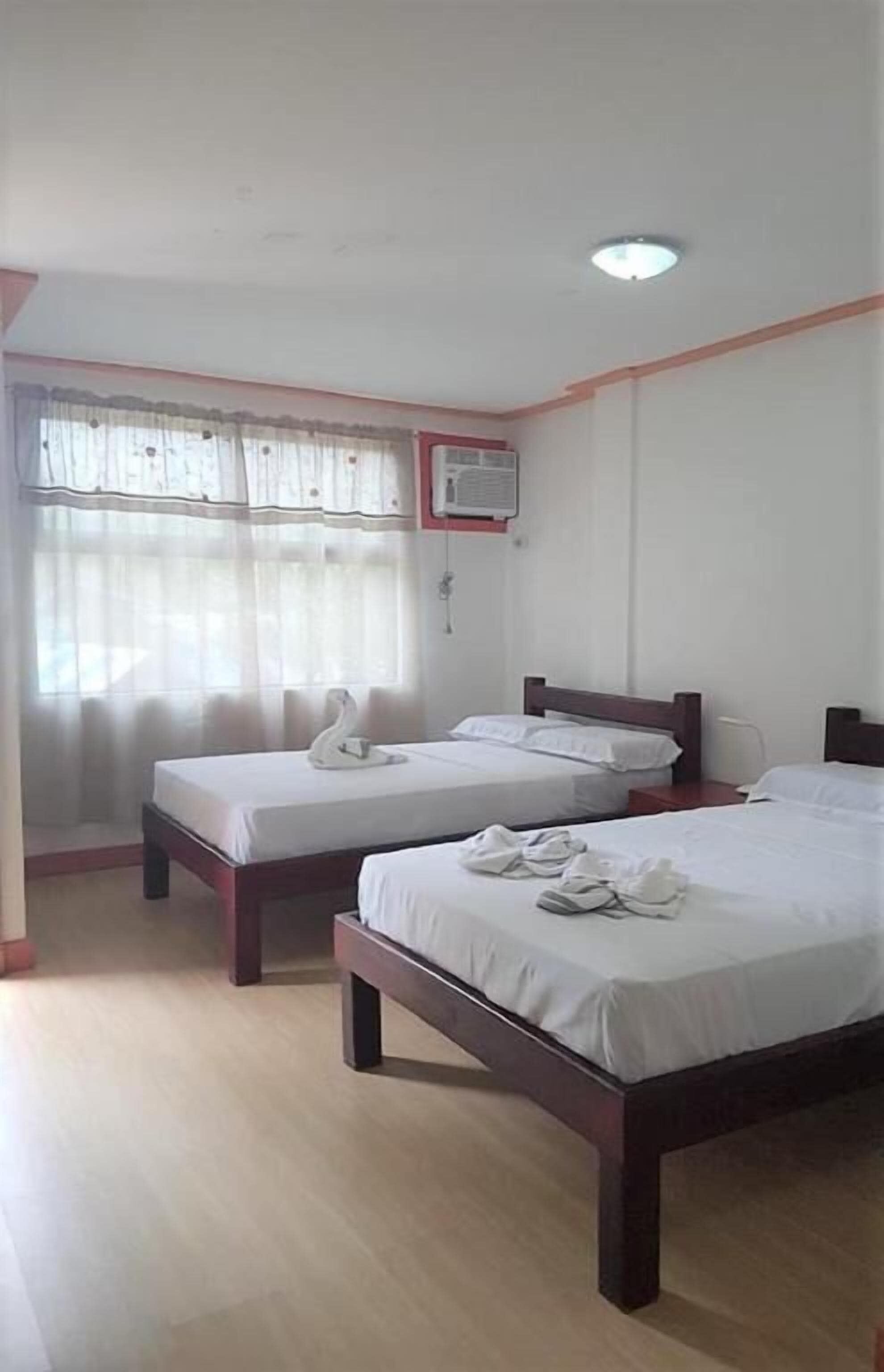 Ropa de cama de alta calidad, camas con pillow-top y cortinas blackout 
