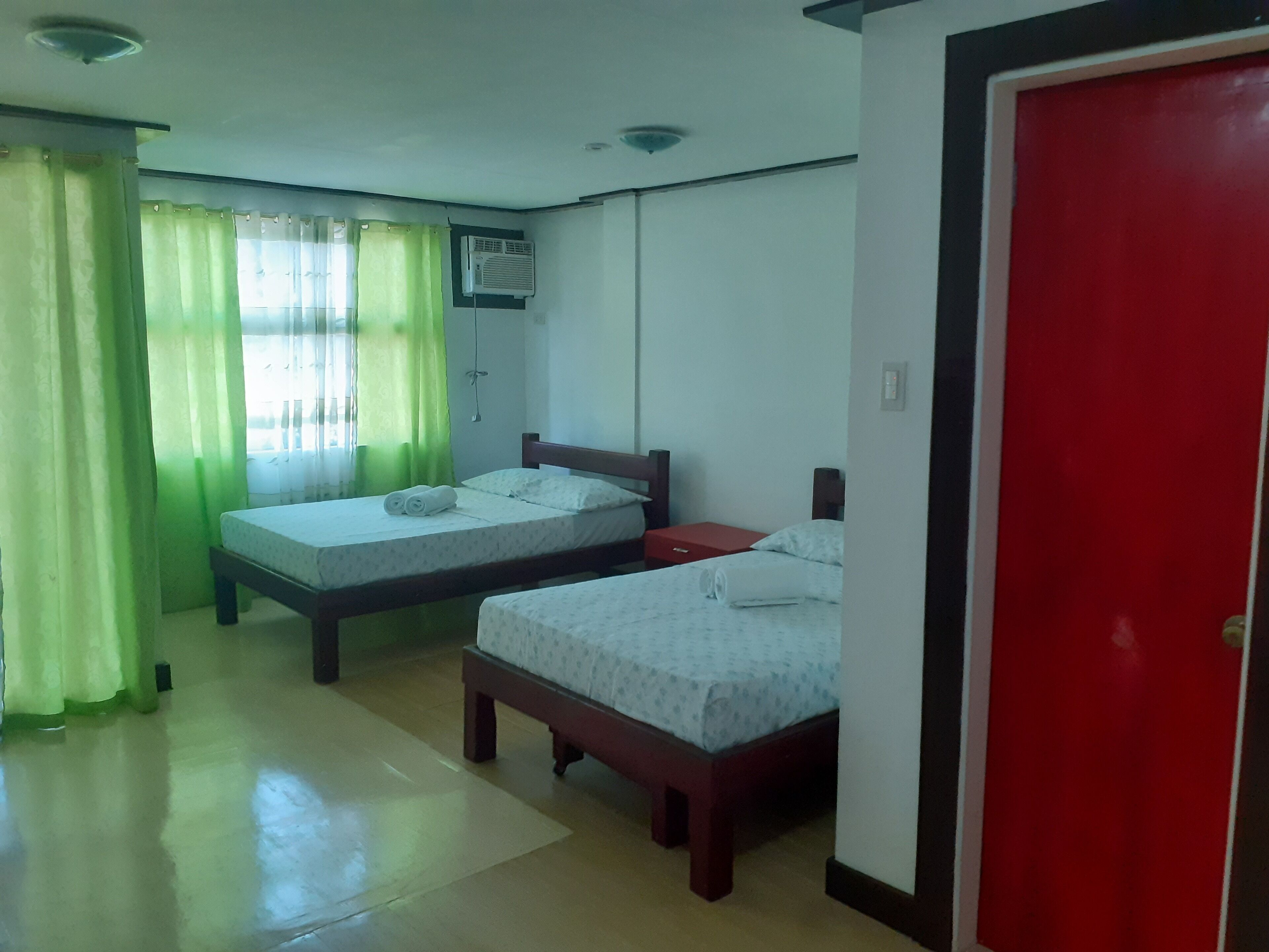 Ropa de cama de alta calidad, camas con pillow-top y cortinas blackout 