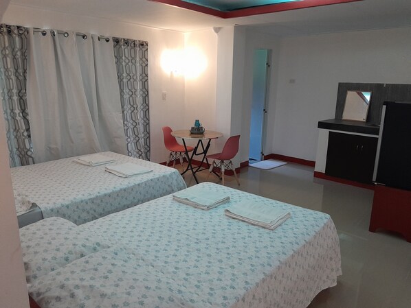 أغطية فراش متميزة وأسرّة بطبقة علوية مريحة وستائر تعتيم وملاءات أسرّة