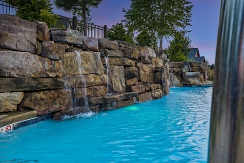 Cabin #8 Lakeside Luxury Retreat, Sleeps 10, fire pit, lake views