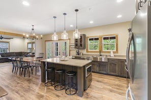 Kjøleskap, mikrobølgeovn, ovn og kokeplater