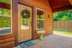 Exterior detail - Family Cabin/Hot Tub/Firepit/Arcade/Playset/Fireplace/Games/Grill/Pet Friendly (Broken Bow)