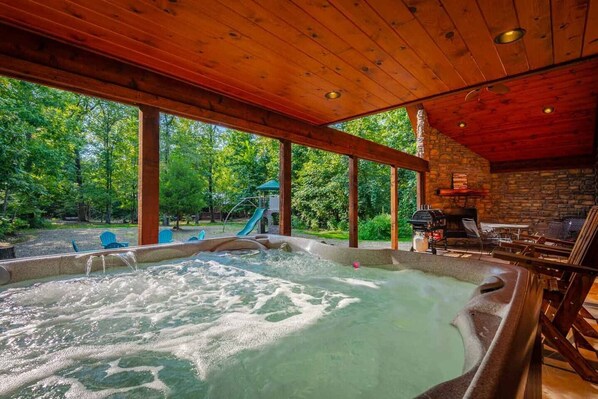 Outdoor spa tub - Family Cabin/Hot Tub/Firepit/Arcade/Playset/Fireplace/Games/Grill/Pet Friendly (Broken Bow)