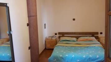 3 Schlafzimmer, Schreibtisch, Bügeleisen/Bügelbrett, WLAN