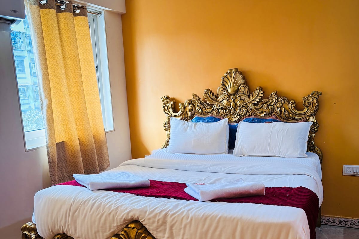 Phòng đôi Royal | Chăn bông, nệm cao su hoạt tính (memory foam), bàn 