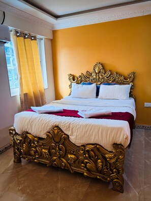 로열 더블룸 | 오리/거위털 이불, 메모리폼 침대, 각각 다른 스타일의 인테리어, 각각 다르게 가구 비치