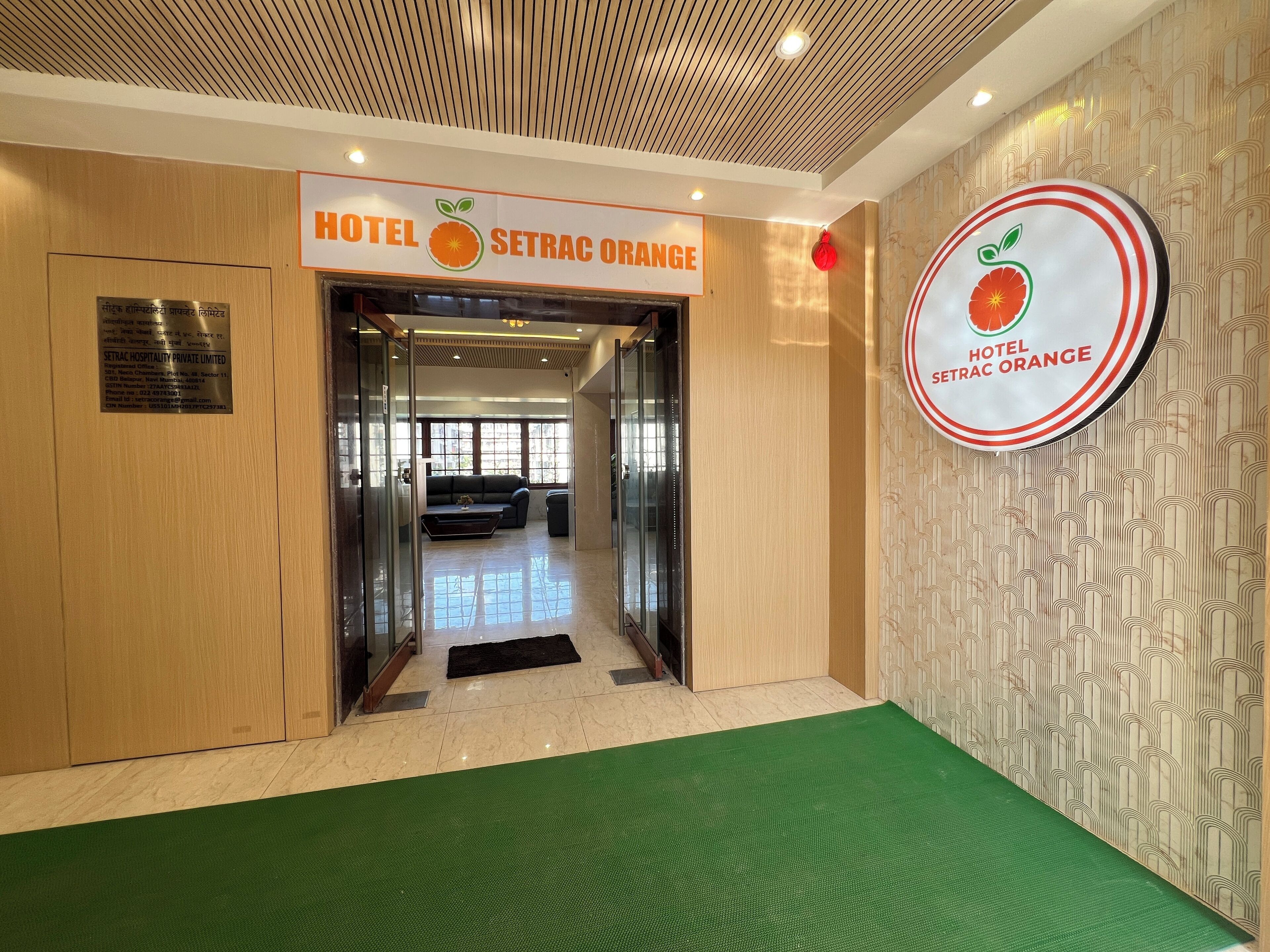 A hotel entrance with a sign reading "Hotel Setrac Orange".