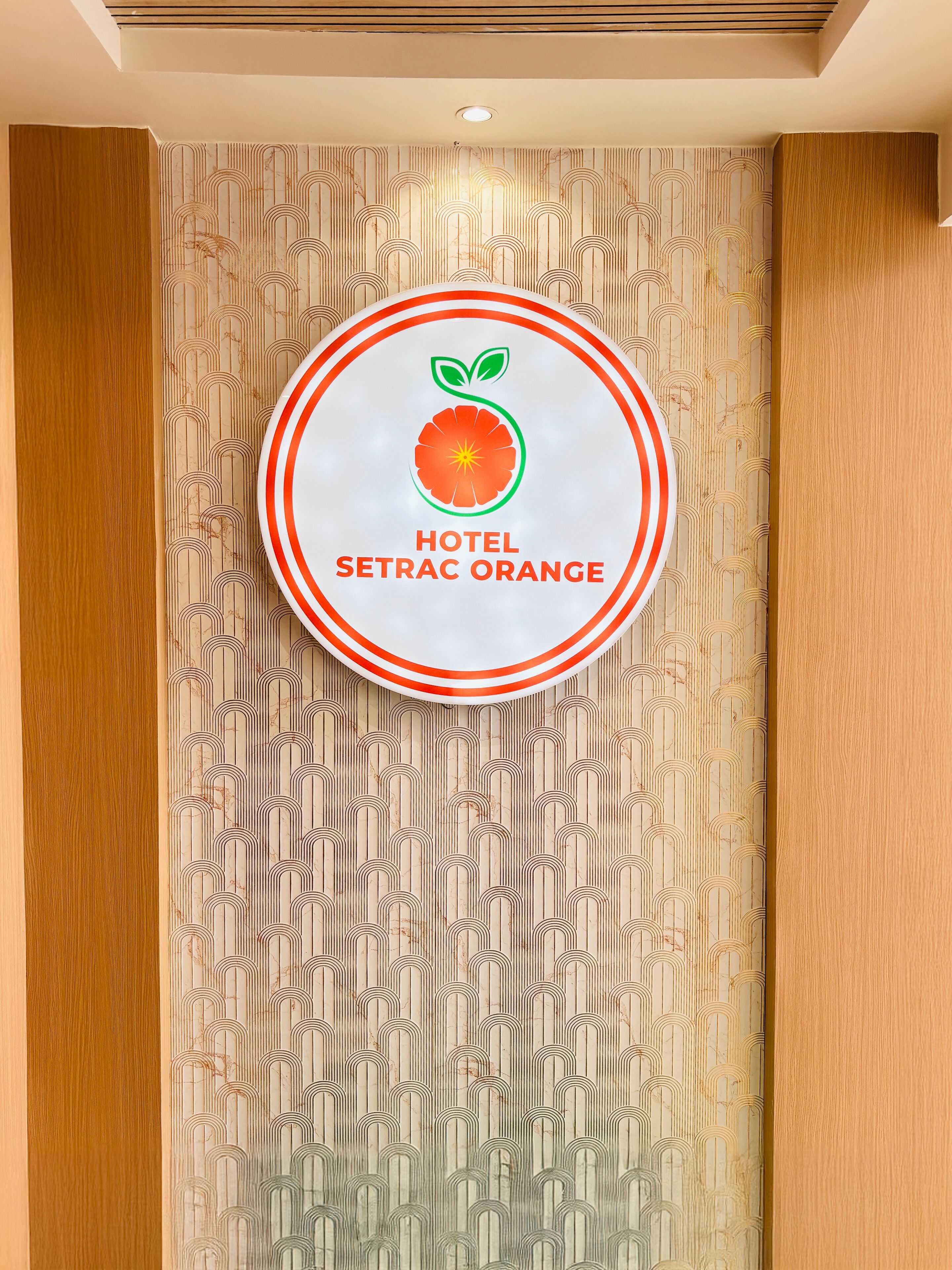 A circular sign with a logo and text for Hotel Setrac Orange.