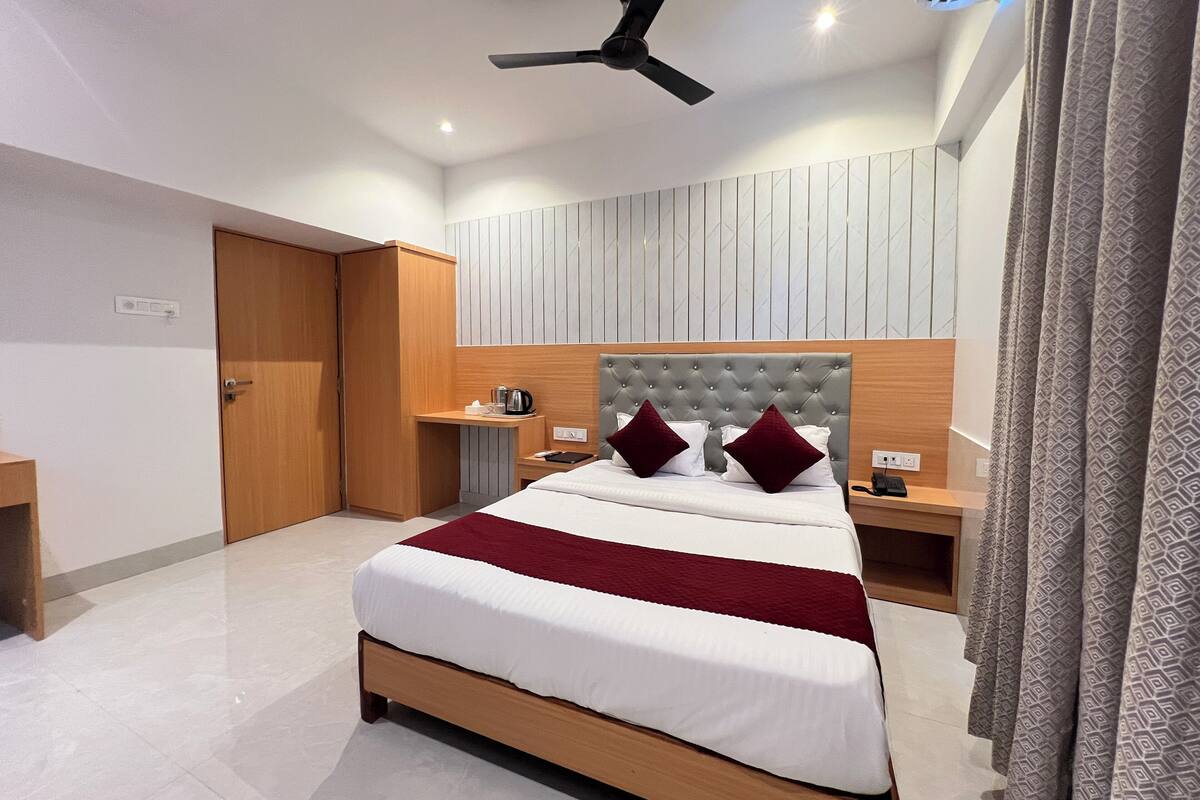 Phòng đôi Deluxe | Chăn bông, nệm cao su hoạt tính (memory foam), bàn 