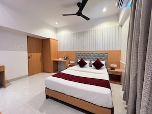 デラックス ダブルルーム | 羽毛の掛け布団、低反発ベッド、客室ごとに異なる装飾、客室ごとに異なるインテリア