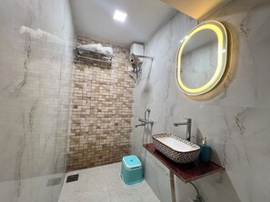 Shower, perlengkapan mandi gratis, pengering rambut, dan handuk