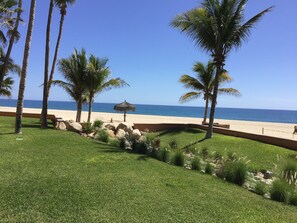 Am Strand, Liegestühle, Strandtücher